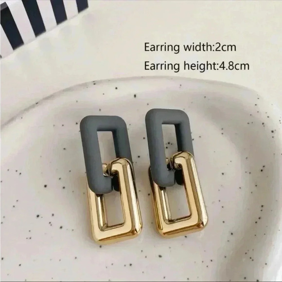 Gray and Gold Chainlink Earrings - Picture 3 of 3